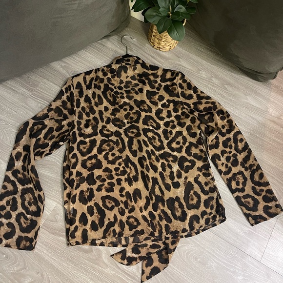 🔵5 For $15🔵 Tie Neck Cheetah Print Top - Picture 6 of 6